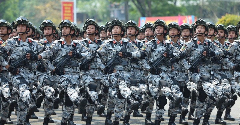 Các chiến sĩ thực hiện diễu binh diễu hành