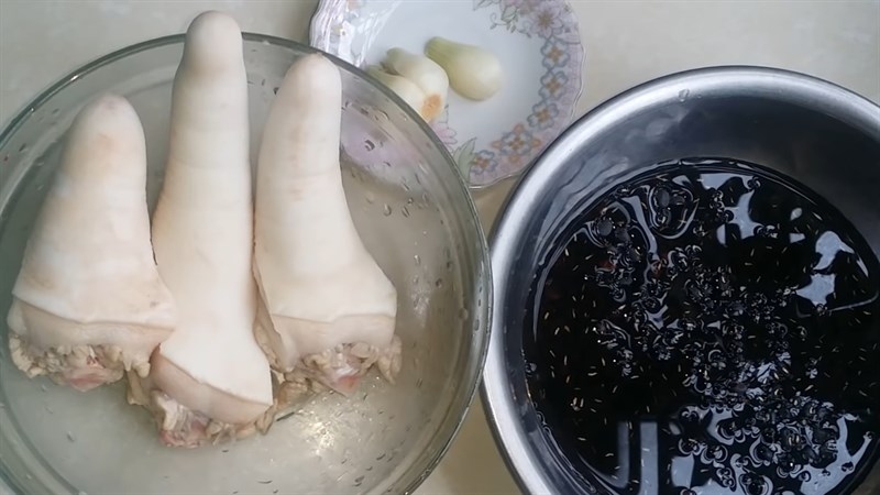 Các nguyên liệu làm đuôi heo hầm đậu đen