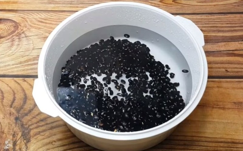 Ngâm đậu đen với nước