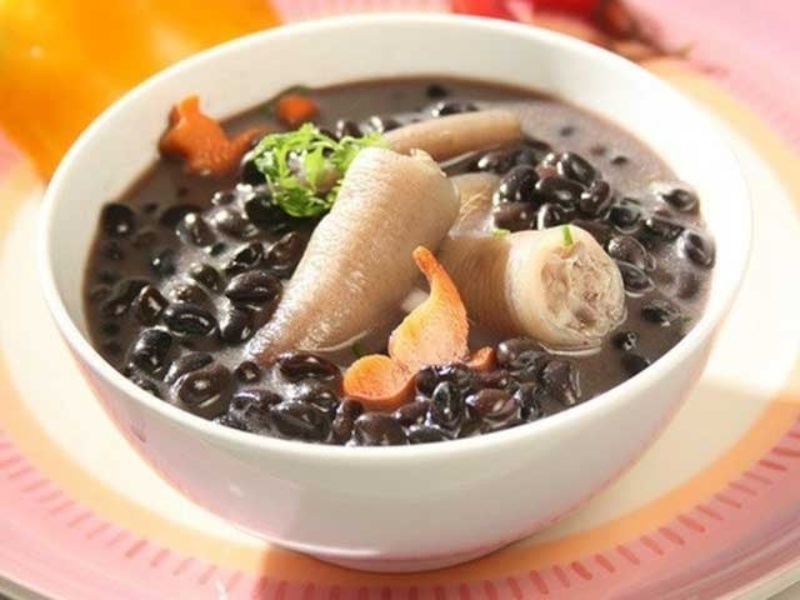 Đuôi heo được nấu với đậu đen