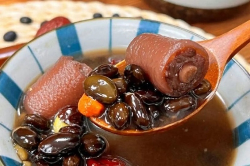 Đuôi heo hầm đậu đen thanh đạm