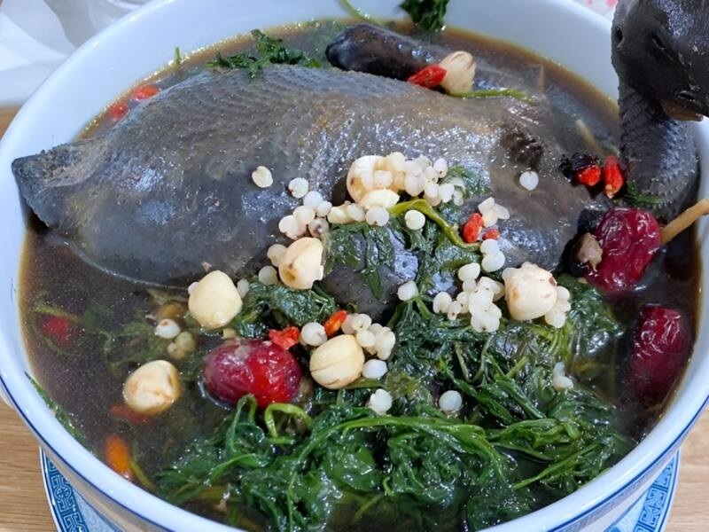 Món gà ác hầm ngải cứu