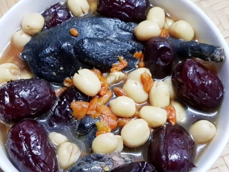 Gà ác hầm hạt sen thanh mát, bổ dưỡng