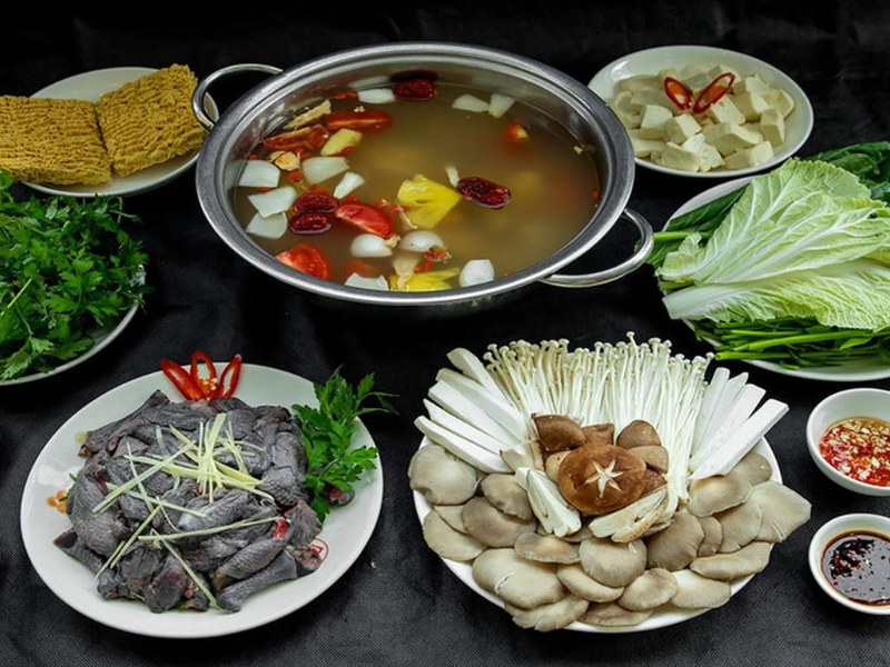 Lẩu gà ác ngọt thanh, mềm ngọt