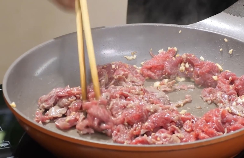 Xào gầu bò trên chảo