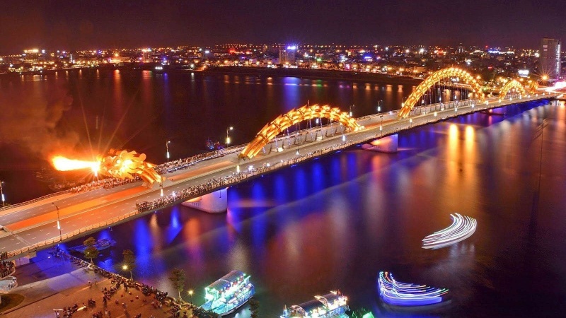 Khung cảnh Cầu Rồng Đã Nẵng về đêm