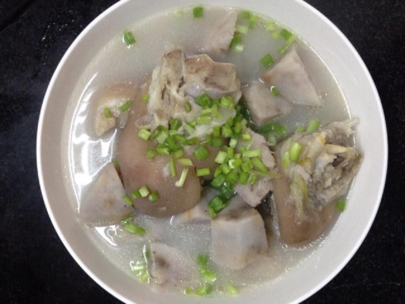 Món giò heo nấu canh khoai môn