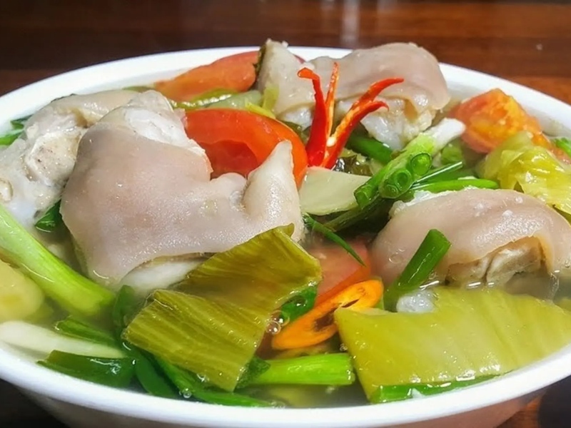 Món giò heo nấu canh chua
