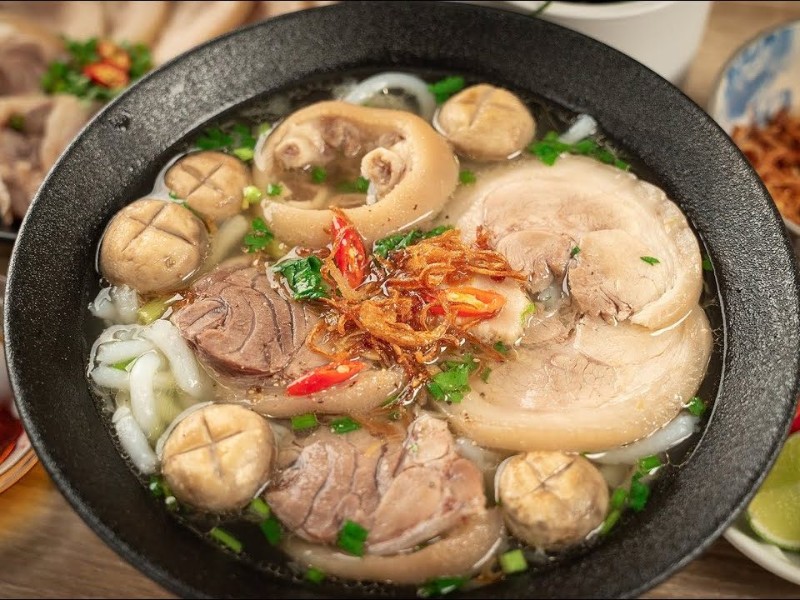 Món giò heo nấu bánh canh