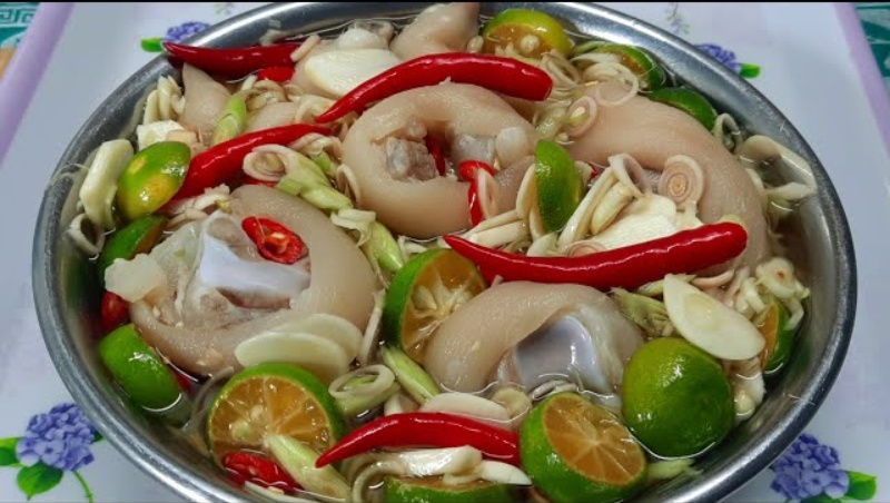 Món giò heo ngâm sả tắc