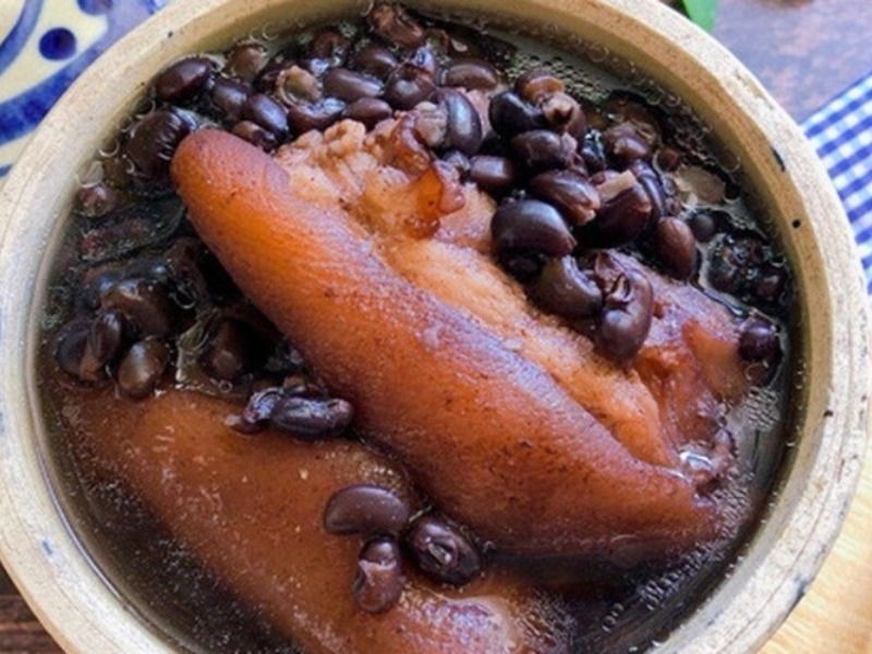 Món giò heo hầm đậu đen