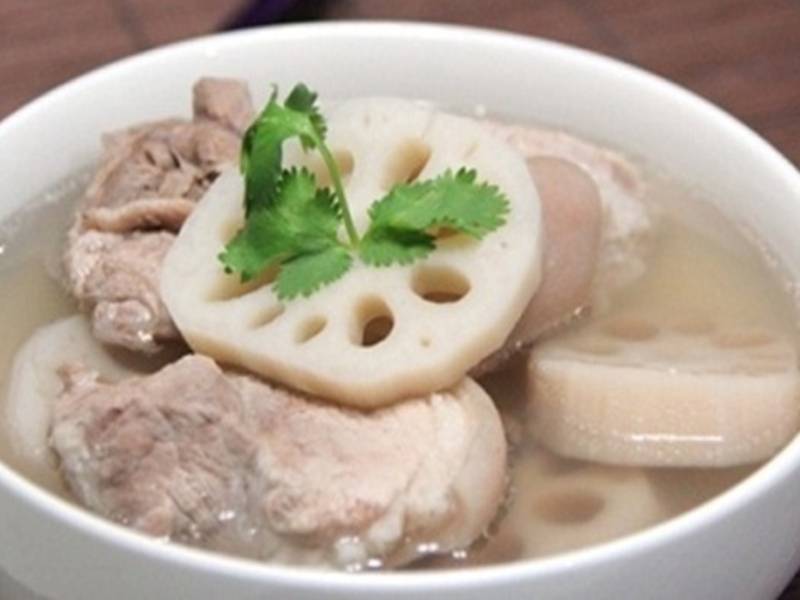 Canh củ sen hầm giò heo thanh mát