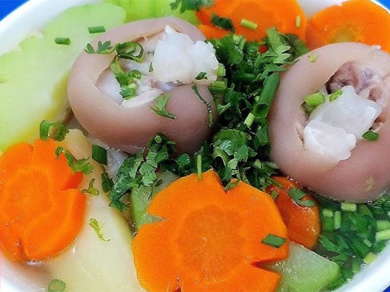 Canh giò heo hầm rau củ bổ dưỡng