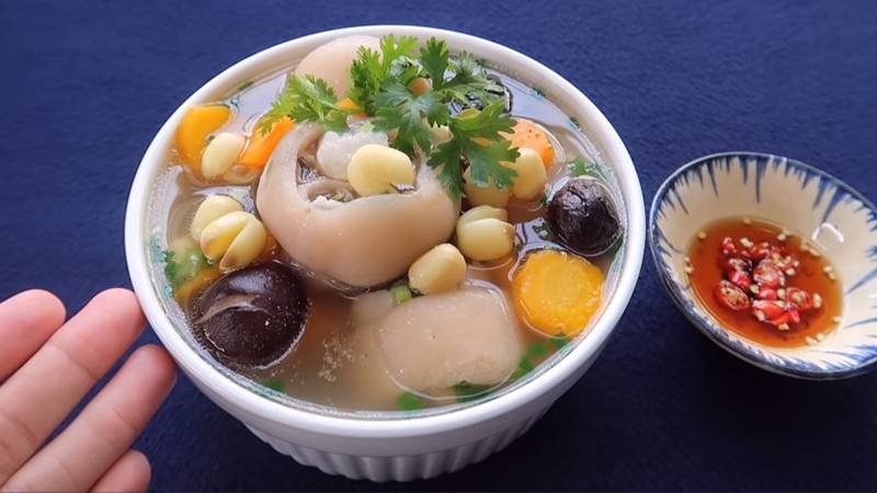 Canh giò heo hầm hạt sen giàu dinh dưỡng