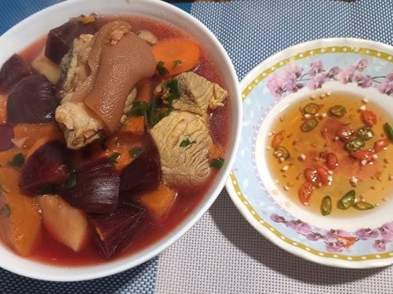 Canh giò heo hầm củ dền thơm ngon