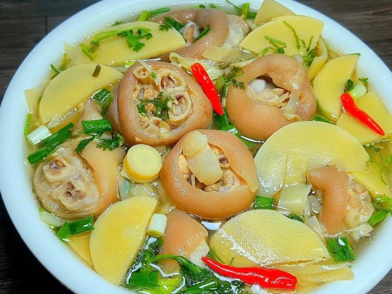 Canh giò heo nấu măng thơm ngon