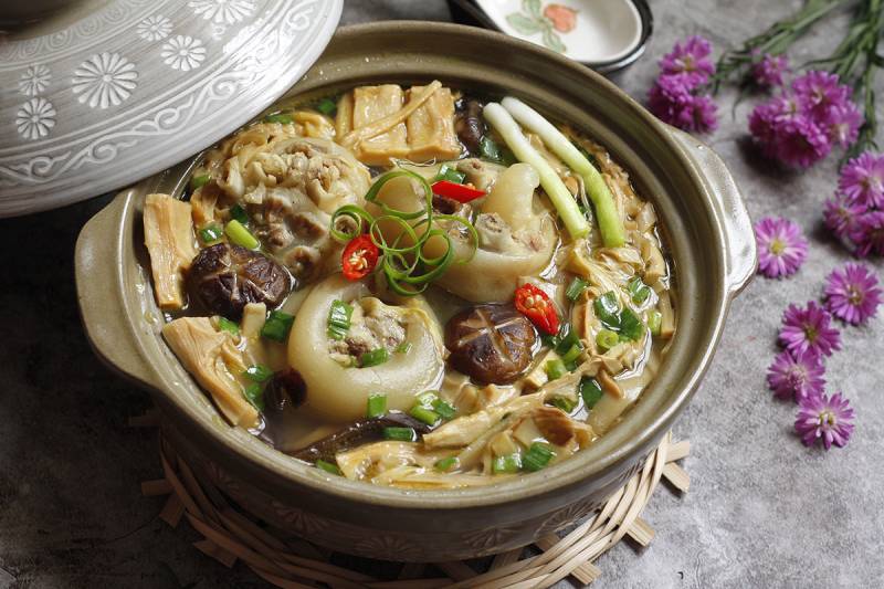 Canh măng khô móng giò heo