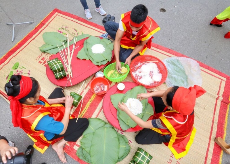 Người dân đang gói bánh chưng trong ngày Giỗ Tổ Hùng Vương