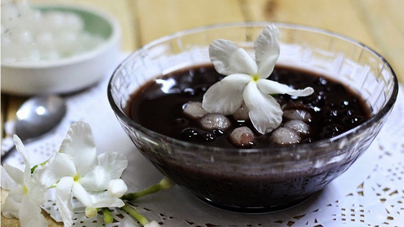 Chè sánh nhẹ từ bột năng, quyện vị đậu đỏ ngọt bùi