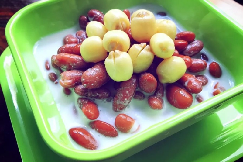 hạt sen vàng mềm bở, xen lẫn đậu đỏ bùi bùi hấp dẫn
