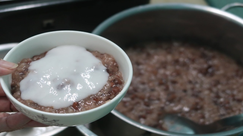chè nếp dẻo quánh, quyện cùng đậu đỏ chín mềm
