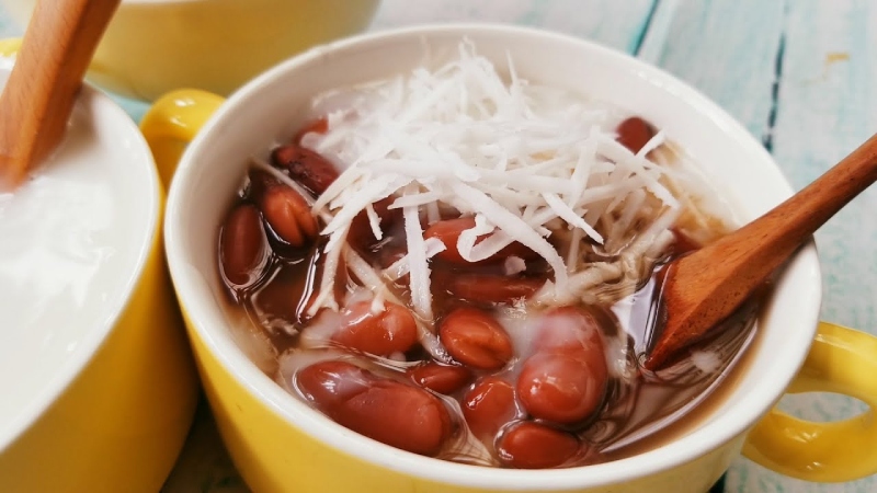 chè đậu đỏ phủ lớp nước cốt dừa trắng ngần, béo thơm