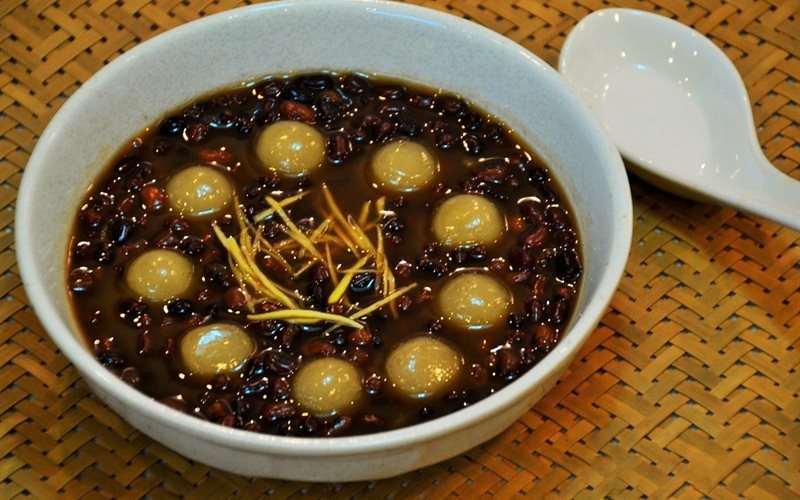  viên bột lọc trong suốt ôm trọn nhân đậu đỏ, thơm ngon ngọt lịm