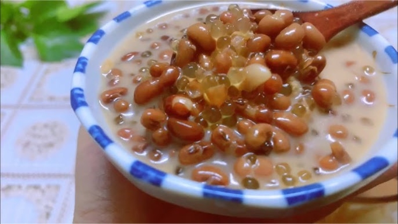 Bát chè sóng sánh với hạt bột báng trắng trong và đậu đỏ mềm bùi