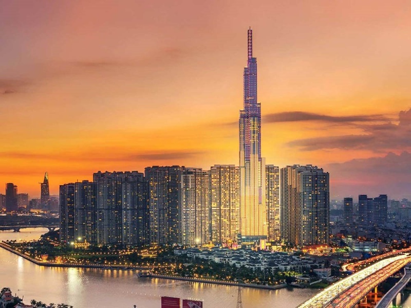 Landmark 81 chói sáng vào buổi hoàng hôn