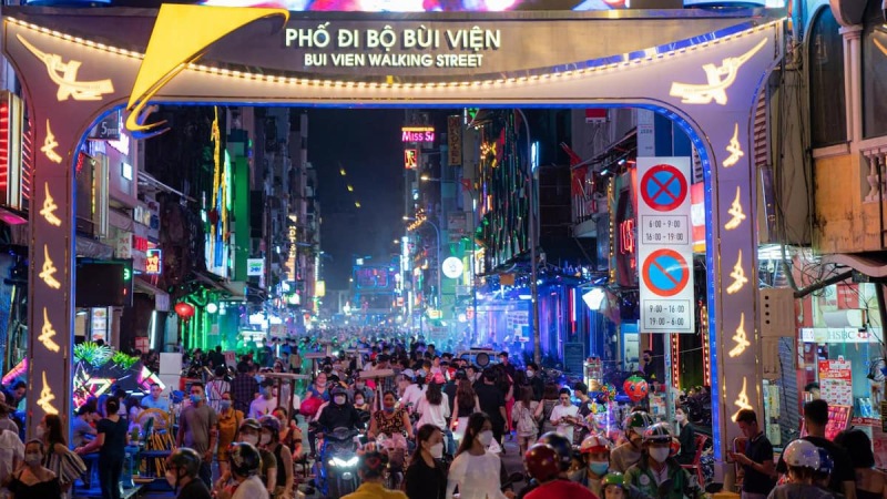 Phố đi bộ Bùi Viện đông đúc vào ban đêm