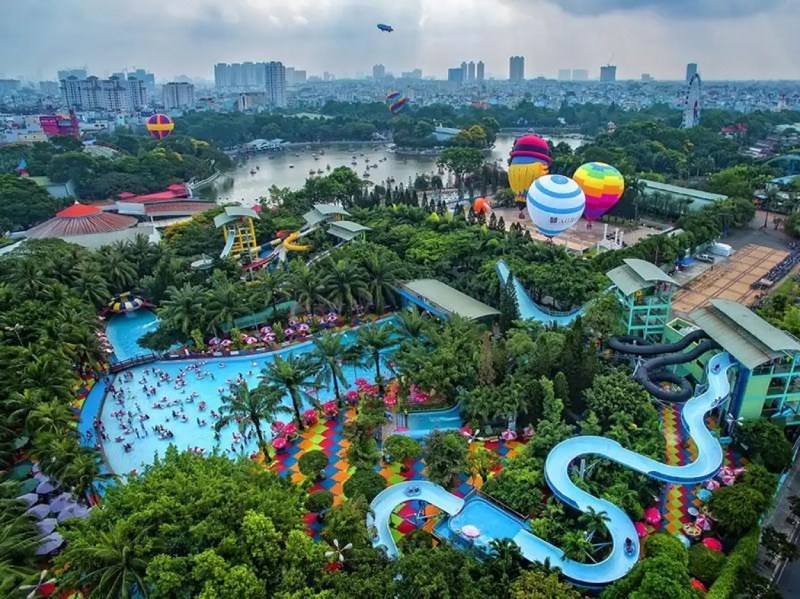 Đường trượt nước trải dài tại tại Công viên văn hóa Đầm Sen