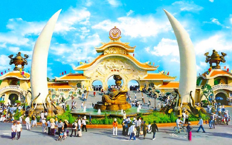 Cổng khu du lịch Suối Tiên đông đúc mùa lễ hội