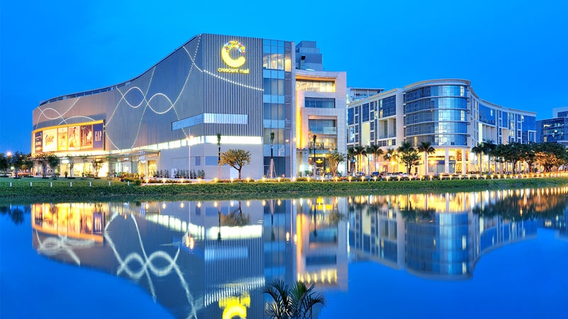 Crescent Mall phản chiếu trên mặt hồ vào buổi tối