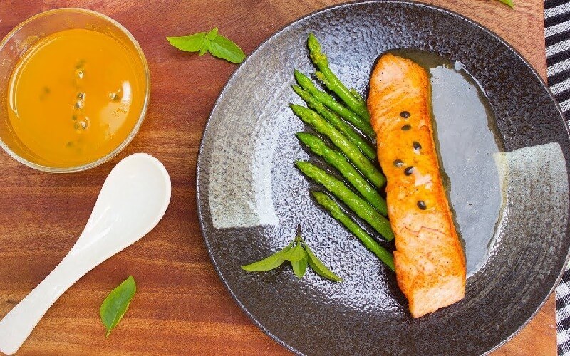 Cá hồi áp chảo ăn kèm măng tây sốt chanh dây