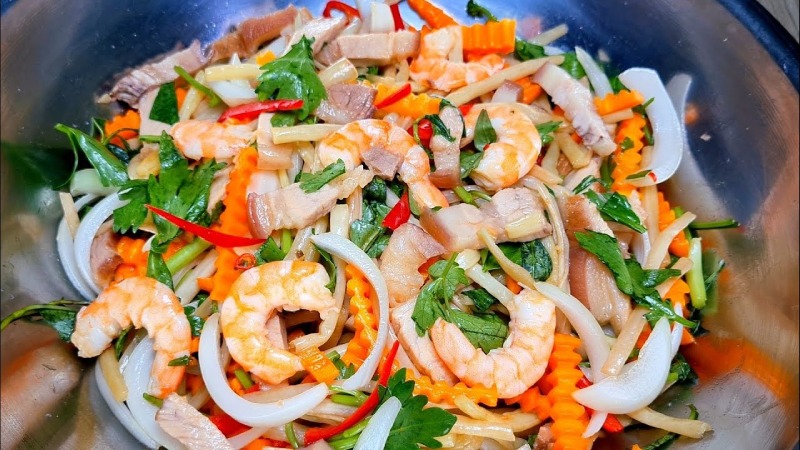 Gỏi nộm ngó sen tôm thịt trộn nhiều màu sắc