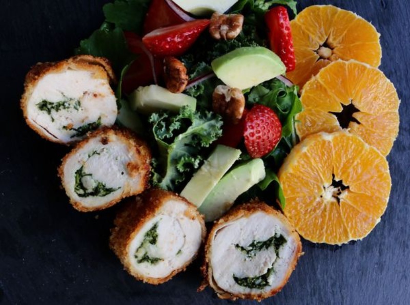 Ức gà cuộn bơ ăn kèm salad trái cây