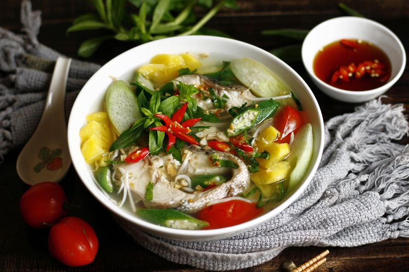 Canh chua cá lóc nấu dứa, cà chua và bạc hà