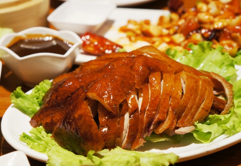 Vịt nướng chao ăn cùng xà lách và nước chấm