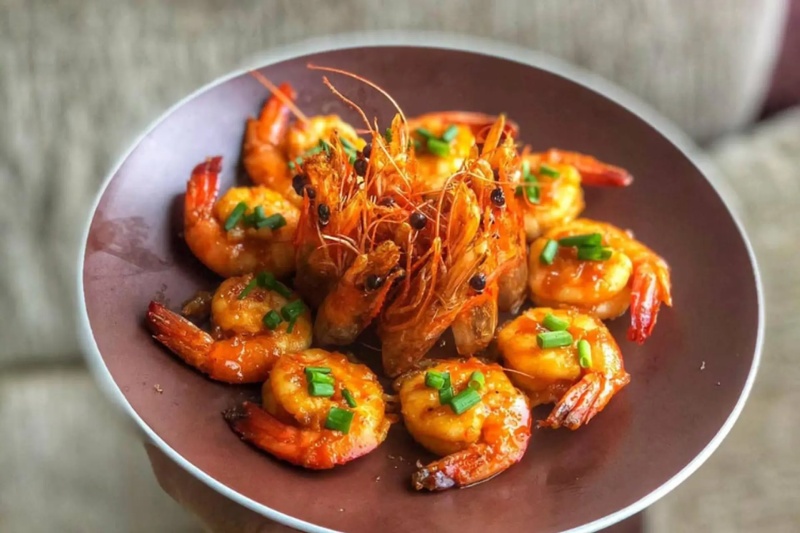 Tôm rim mật ong trang trí hành lá