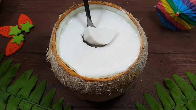 Rau câu dừa nguyên trái mát lạnh