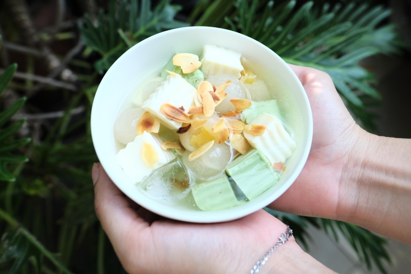 Chè khúc bạch nhiều topping hạnh nhân và trái cây