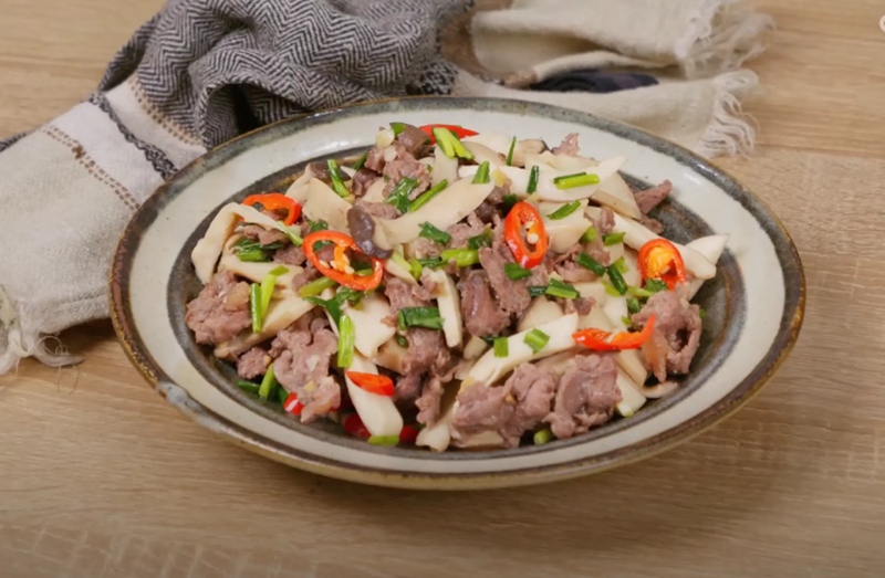 Thịt bò xào nấm với hành lá và ớt đỏ