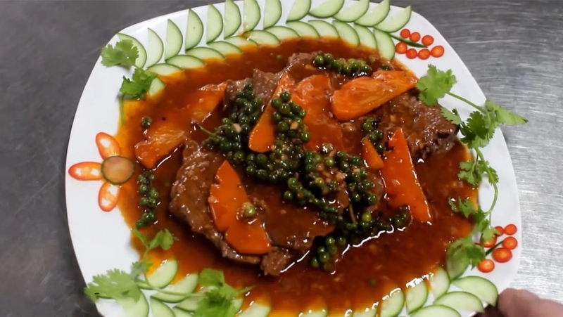 Bò sốt tiêu ăn kèm cà rốt và dưa leo trang trí