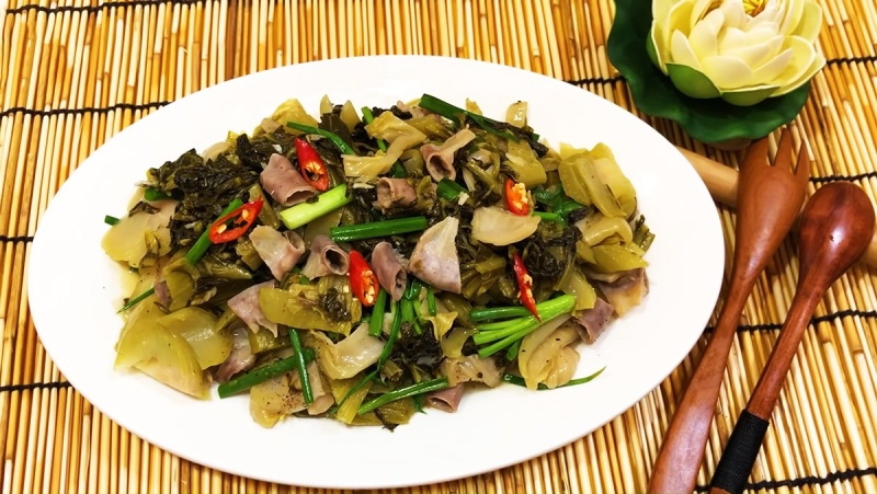 Lòng xào dưa chua với hành lá và ớt tươi