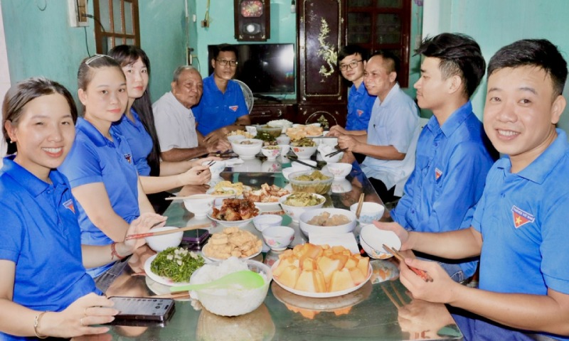 Đoàn thanh niên đến thăm và dùng bữa cùng gia đình Thương binh Liệt sĩ