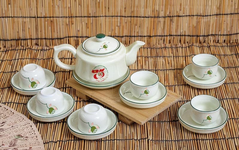 Bộ ấm chén sứ in hình kỷ niệm 75 năm ngày Thương binh Liệt sĩ