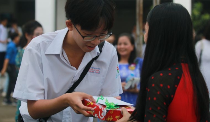 Học sinh tặng quà cho cô giáo