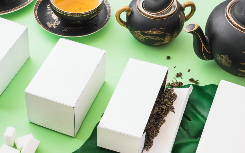 Hộp quà trà cao cấp với thiết kế tinh tế, kết hợp cùng ấm chén sứ sang trọng