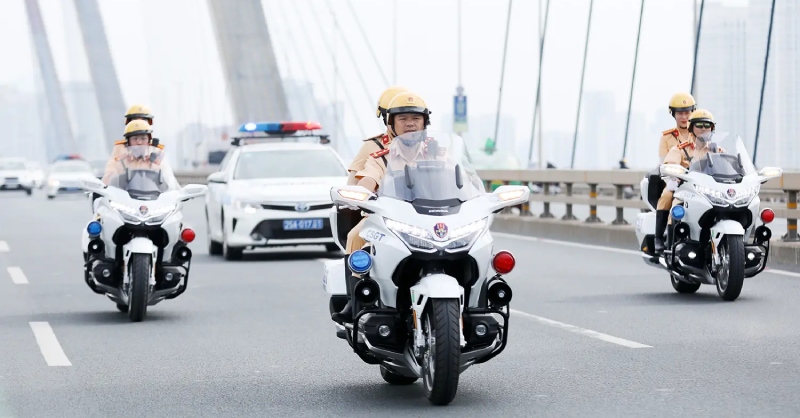 Chiến sĩ công an diễu hành trên đường