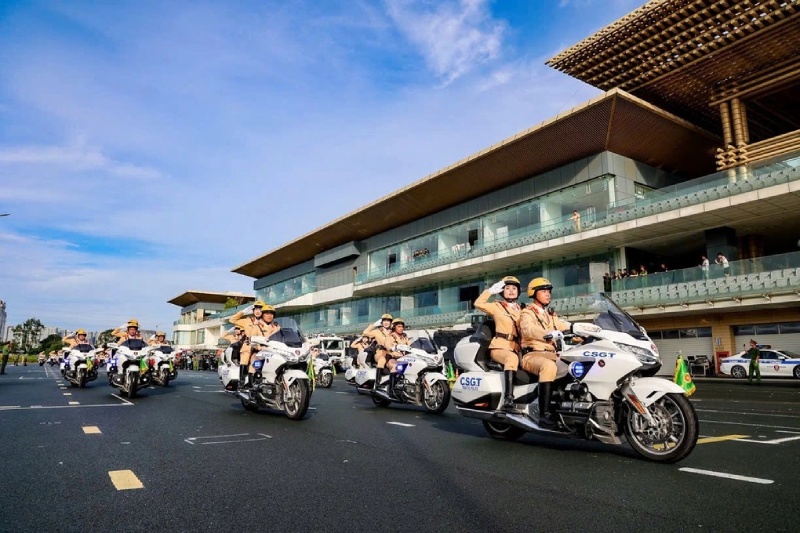 Cảnh sát giao thông diễu tập trên đường